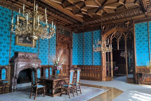 אחד החדרים בטירת לדניצה עם פיתוחי עץ מרהיבים (צילום: כרמית וייס)