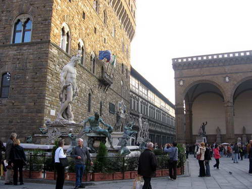 גלריה אופיצי והפסלים בכיכר הסניוריה, פירנצה