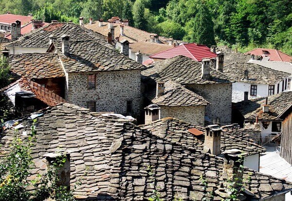 גגות אבן צפחה בכפר שירוקה לאקה, הרי הרודופי, בולגריה