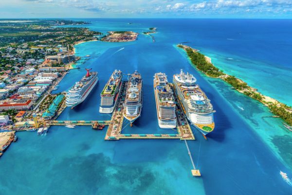 ספינת קרוז עוגנות בנאסאו, בירת הבהאמס