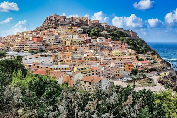 העיירה קסטלסרדו (castelsardo) בצפון האי סרדיניה