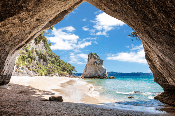 מפרצון קתדרל קוב בחצי האי קורומנדל, ניו זילנד