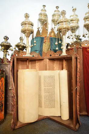 ספרי תורה עתיקים בבית הכנסת של יואנינה, יוון