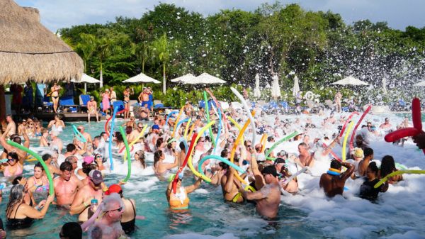 מסיבת בריכה במלון Ocean Riviera Paradise Resort, פלאיה דל כרמן, ריביירה מאיה