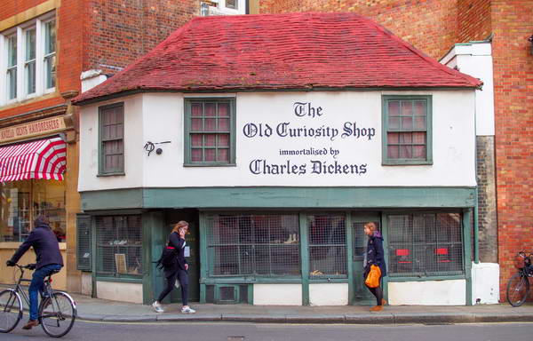 אולד קיוריוסיטי שופ (Old Curiosity Shop), שעל שמה קרוי ספרו של דיקנס