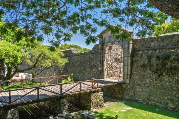 שער המצודה, קולוניה דל סקרמנטו