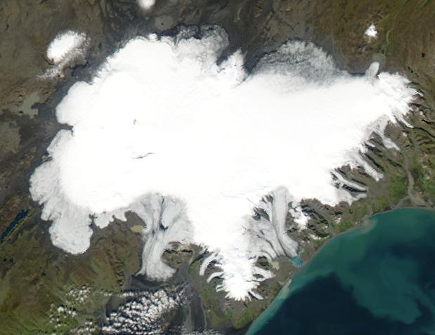 קרחון וַאטְנַאיוֹקוּטל Vatnajökull)), כיפת הקרח הגדולה ביותר באיסלנד והשנייה באירופה כולה