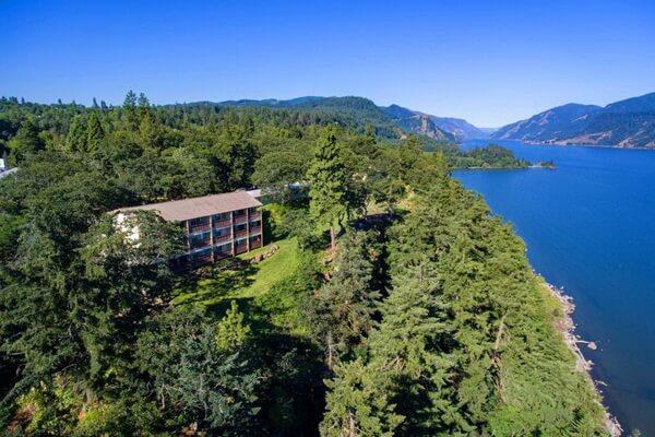 לינה ליד ערוץ נהר קולומביה