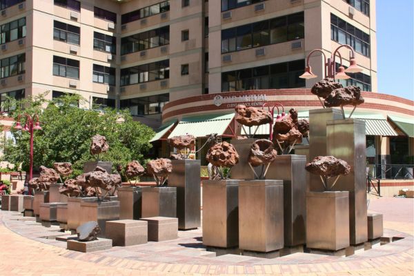 תצוגת שברי מטאוריט במרכז וינדהוק