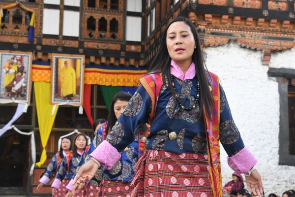 ריקודי עם במהלך פסטיבל טשצ'ו בבהוטן