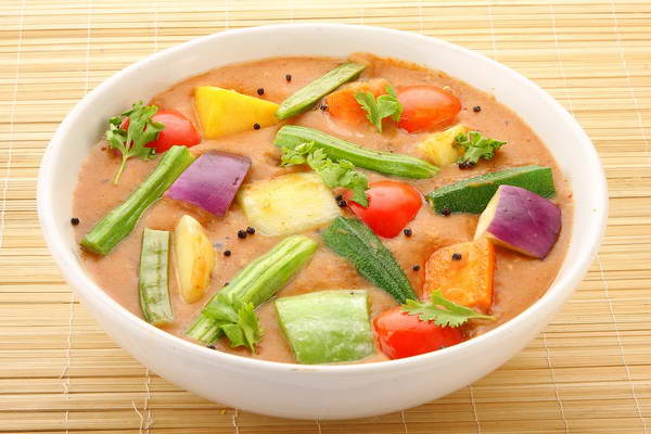 סאמבאר (sambar) – מרק קטניות וירקות סמיך ובמקרה זה גם צבעוני ומפתה