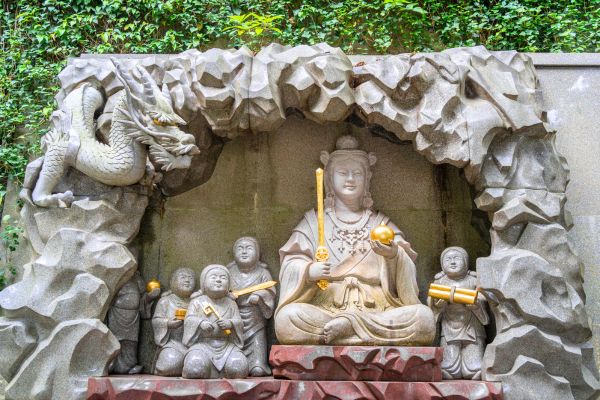 פסל האלה בנזאיטן, אנושימה