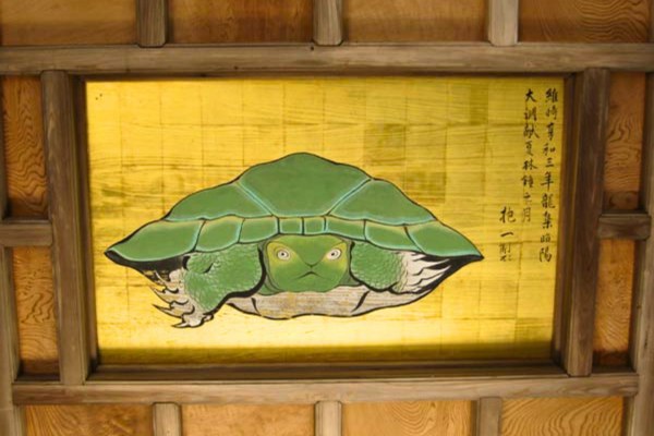 ציור הצב שמביט לכל עבר, מקדש Okutsumiya, האי אנושימה